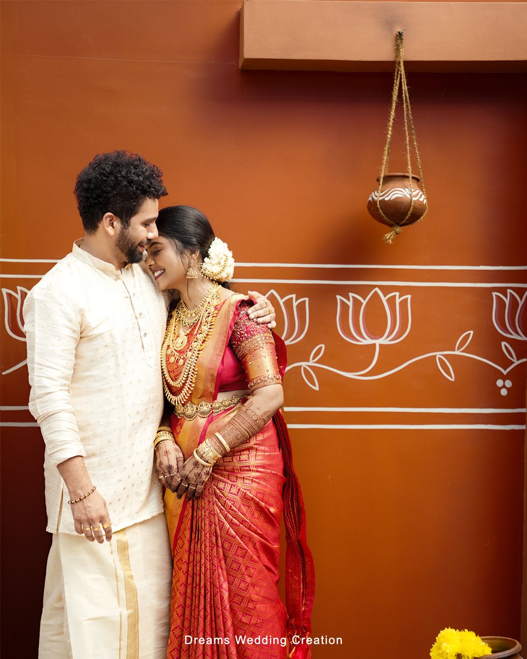 A classic vision in red and gold. ❤️✨
Bringing out the absolute best in traditional portraits, frame by frame❤️
#weddıngday Arathy ❤️ Sinuraj
.
.
#fypジ #weddingdayready #fypppppppppppppppシ゚viral
